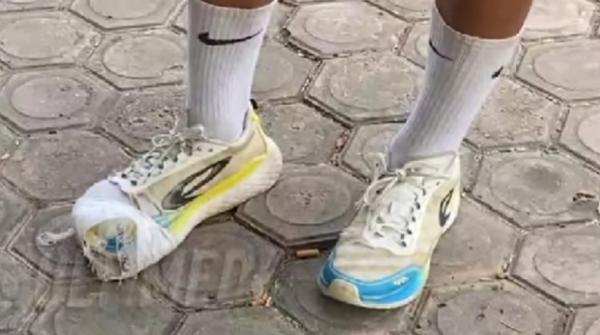 Ayat Suci Tes Polisi Sepatu Jebol Kisah Ayat Suci, pemuda asal Aceh Barat peserta seleksi tamtama Polri 2024 menjadi sorotan. Dia mengenakan sepatu jebol untuk mengikuti tes jasmani. (Foto: @divisihumaspolri/Instagram)