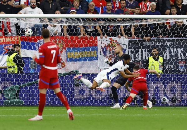 Gelandang Inggris Jude Bellingham menanduk bola menjebol gawang Serbia pada matchday pertama Grup C Euro 2024 di Arena Aufschalke, Gelsenkirchen, Jerman, Senin (17/6/2024) dini hari WIB. (Foto: REUTERS)