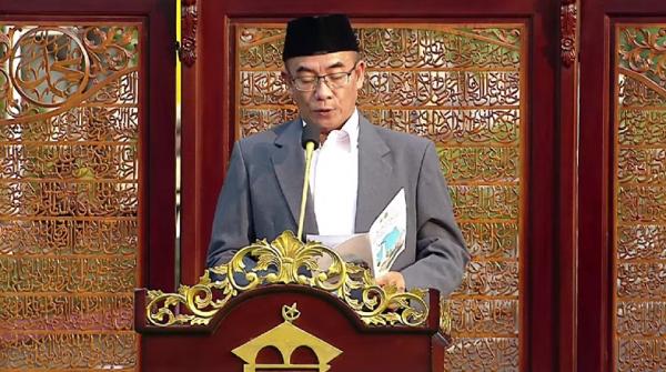 Ketua KPU Khotbah di Hadapan Jokowi Ketua KPU Hasyim Asy`ari menyampaikan khotbah pada salat Idul Adha 1445 H di Lapangan Simpang Lima, Semarang, yang dihadiri Jokowi. (Foto: Sekretariat Presiden/YouTube)