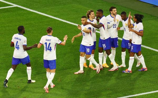 Para pemain Timnas Prancis merayakan gol mereka ke Para pemain Timnas Prancis merayakan gol mereka ke gawang Austria pada matchday pertama Grup D Euro 2024 di Dusseldorf Arena, Jerman, Selasa (18/6/2024) dini hari WIB. (Foto: REUTERS)
