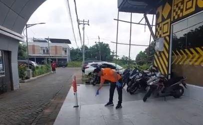 tewas terjatuh Polisi mengolah tempat kejadian perkara kasus wanita muda tewas terjatuh dari lantai tiga gedung area gym di Kota Pontianak, Selasa (18/6/2024). (Foto: iNews)