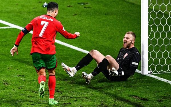 Cristiano Ronaldo Viral Cristiano Ronaldo meledek kiper Republik Ceko Jindrich Stanek (Foto: X/@CFC_Janty)
