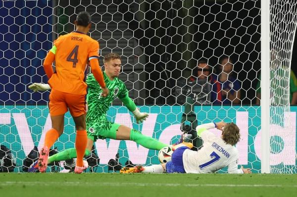 Striker Prancis Antoine Griezmann (7) mendapatkan peluang, namun usahanya digagalkan kiper Belanda Bart Verbruggen pada matchday kedua Grup D Euro 2024 di Red Bull Arena, Leipzig, Jerman, Sabtu (22/6/2024) dini hari WIB. (Foto: REUTERS)