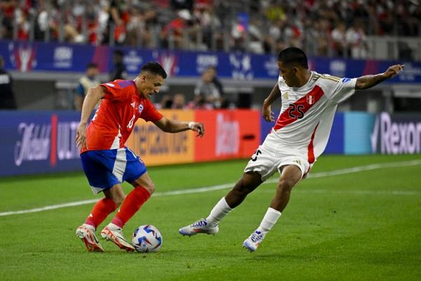 Striker Timnas Chile Alexis Sanchez (kiri) berusah Striker Timnas Chile Alexis Sanchez (kiri) berusaha menggocek penyerang Peru Joao Grimaldo pada Copa America 2024 di AT&T Stadium, Texas, Amerika Serikat, Sabtu (22/6/2024) pagi WIB. (Foto: REUTERS)