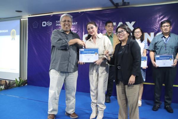 Dewi Perssik menerima apresiasi Dewi Perssik menjadi salah satu wajib pajak yang menerima apresiasi dalam kegiatan Tax Gathering 2024. (Foto: Dok. Kanwil DJP Jakarta Barat)