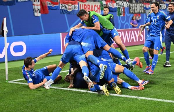 Para pemain Timnas Italia merayakan gol Mattia Zac Para pemain Timnas Italia merayakan gol Mattia Zaccagni ke gawang Kroasia pada pada matchday terakhir Grup B di Red Bull Arena, Leipzig, Selasa (25/6/2024) dini hari WIB.(Foto: REUTERS)