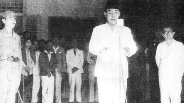 Soekarno membacakan teks proklamasi Soekarno membacakan teks proklamasi (dok. arsip nasional)