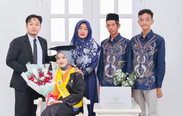 Ulfatun Nikmah bersama orang tua Ulfatun Nikmah merupakan anak dari pasangan Muhlasin dan Masruroh. (Foto: dok Kemendikbudristek)