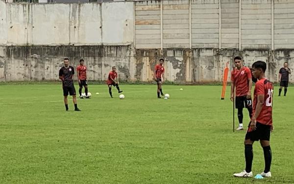 Carlos Pena (kiri) langsung memimpin sesi latihan perdana bersama Persija Jakarta di Nirwana Park, Sawangan, Depok, Sabtu (29/6/2024). (Foto: MPI/Andika Rachmansyah)