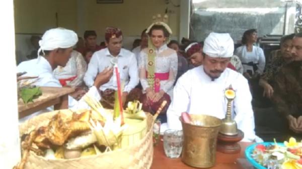 Gadis bule Hungaria Viral pemuda di Kabupaten Jombang, Jawa Timur menikahi seorang gadis bule cantik asal Hungaria, Lenke Covach. (Foto: Istimewa).
