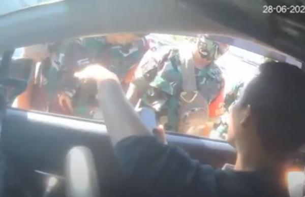 sopir taksi online Sopir taksi online yang terlibat keributan dengan TNI AU dilaporkan otoritas bandara Sultan Hasanuddin ke polisi. (Foto: iNews)
