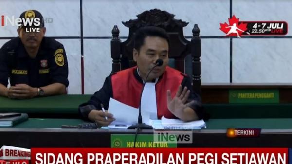 Hakim tunggal PN Bandung Eman Sulaeman saat memimpin sidang perdana gugatan praperadilan yang diajukan Pegi Setiawan terkait penetapan tersangka yang dilakukan Polda Jabar dalam kasus pembunuhan Vina dan Eky. (Foto: iNews)