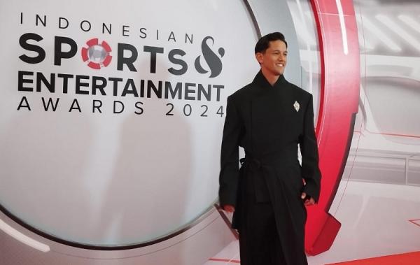 Irfan Bachdim Super Elegan! Ini Potret Irfan dan Jannifer Bachdim di Red Carpet Indonesian Sports and Entertainment Awards 2024 (Foto: Ayu Utami)