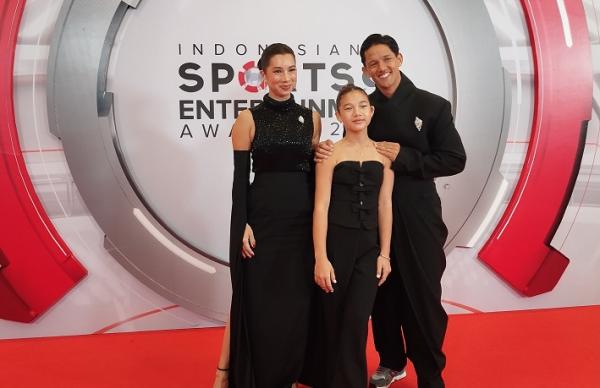 Irfan Bachdim Keluarga Super Elegan! Ini Potret Irfan dan Jannifer Bachdim di Red Carpet Indonesian Sports and Entertainment Awards 2024 (Foto: Ayu Utami)