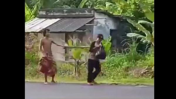 korban mutilasi di garut Tangkapan layar detik-detik korban mutilasi ditarik terduga pelaku sebelum dibunuh di pinggir jalan Kampung Bantar Limus, Desa Sancang, Kecamatan Cibalong, Garut. (Foto: Ist)