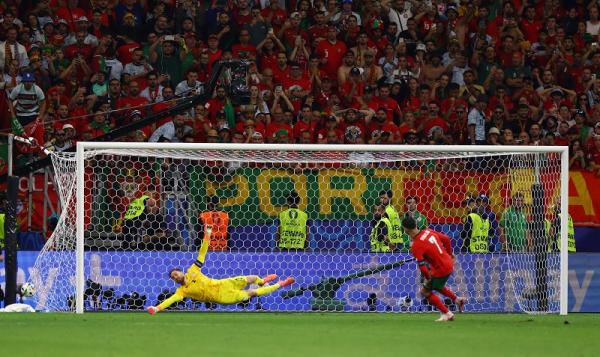 Bomber Timnas Portugal Cristiano Ronaldo Bomber Timnas Portugal Cristiano Ronaldo menjebol gawang Slovenia pada adu penalti dalam 16 besar Euro 2024 di Waldstadion, Frankfurt, Jerman, Selasa (2/7/2024) dini hari WIB. (Foto: Reuters)