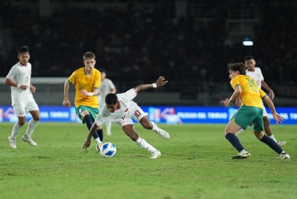 Penyerang Timnas Indonesia Alberto Hengga (10) berusaha melewati pertahanan Australia pada semifinal Piala AFF U-16 2024 di Stadion Manahan, Solo, Senin (1/7/2024) malam. (Foto: PSSI)