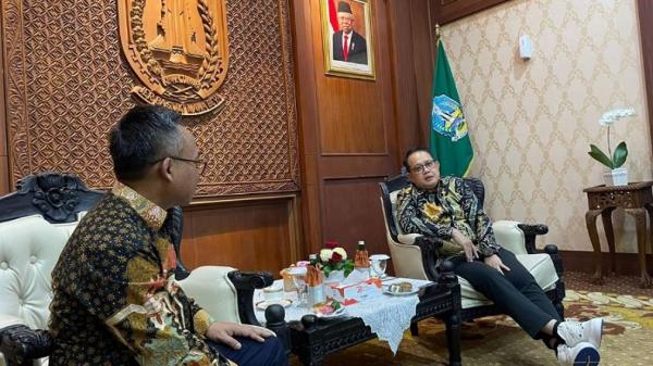 Konjen RI Cape Town Tudiono dan pj gub jatim Konjen RI Cape Town Tudiono saat bertemu dengan Pj Gubernur Jatim Adhy Karyono beserta jajaraannya, Selasa (2/7/2024). (Foto: Ist)