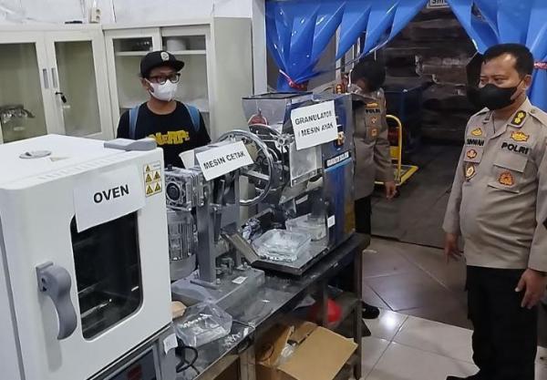 pabrik narkoba malang Polisi menggerebek pabrik narkoba teerbesar di Indonesia di salah satu kontrakan Kota Malang. (Foto: MPI)