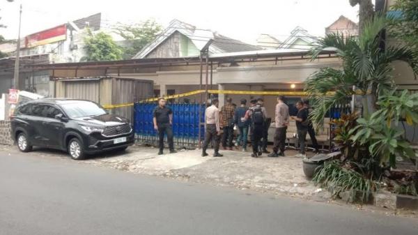 Rumah diduga pabrik narkoba di malang Rumah yang diduga menjadi pembuatan pabrik narkoba di Jalan Bukit Barisan, Kecamatan Klojen, Kota Malang, Jawa Timur. (Foto: MPI/Avirista Midaada)