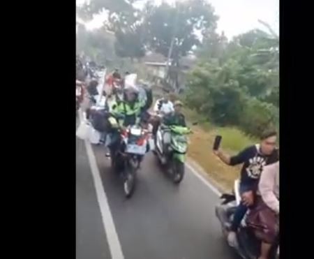 Tukang cilok asal Jember, Damanhuri diarak sepeda motor saat pulang haji. (Foto: iNews)