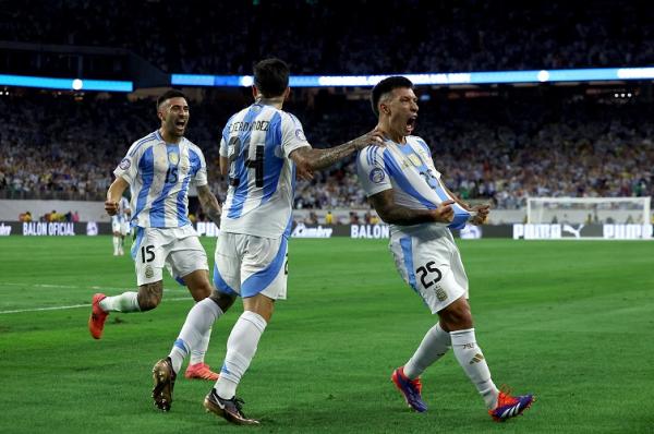 Bek Timnas Argentina Lisandro Martinez (kanan) me Bek Timnas Argentina Lisandro Martinez (kanan) merayakan golnya ke gawang Ekuador pada perempat final Copa America 2024 di di NRG Stadium, Texas, Amerika Serikat, Jumat (5/7/2024) pagi WIB. (Foto: REUTERS)