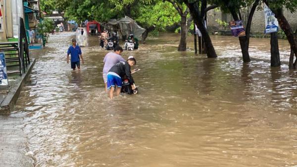 banjir di bintara bekasi 2 Warga ikut mendorong sepeda motor warga yang mogok akibat banjir di Bintara, Bekasi , Sabtu (6/7/2024) (Foto: Danandaya Arya)