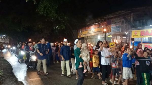Pawai di Cinangka Depok Warga Cinangka Depok menggelar pawai obor menyamput Tahun Baru Islam, Sabtu (6/7/2024) (Foto: Felldy Utama)