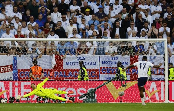 Pemain Timnas Inggris Ivan Tooney sukses mengeksekusi penalti pada perempat final Euro 2024 kontra Swiss di Merkur Spiel-Arena, Dusseldorf, Sabtu (6/7/2024). (Foto: REUTERS)
