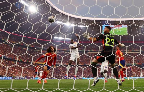 Gawang Spanyol dijebol winger Prancis Randal Kolo Muani pada semifinal Euro 2024 di Allianz Arena, Munich, Jerman, Rabu (10/7/2024) dini hari WIB. (Foto: REUTERS)