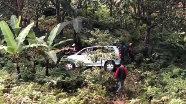 Rem blong diduga penyebab mobil Toyota Avanza masuk jurang di Mojokerto menewaskan dua orang. (Foto: Sholahudin).