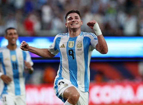 Striker Timnas Argentina Julian Alvarez merayakan golnya ke gawang Kanada pada semifinal Copa America 2024 di MetLife Stadium, Rabu (10/7/2024) pagi WIB. (Foto: REUTERS)