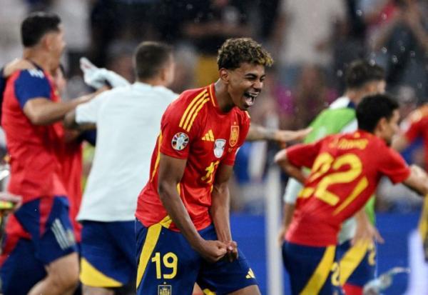 Winger muda Timnas Spanyol Lamine Yamal merayakan Winger muda Timnas Spanyol Lamine Yamal merayakan sukses mereka ke final Euro 2024 usai menggilas Prancis pada semifinal di Allianz Arena, Munich, Jerman, Rabu (10/7/2024) dini hari WIB. (Foto: Reuters)