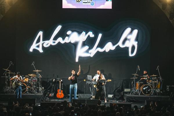 Adrian Khalif di panggung Konser untuk Korban Sakit Hati. (Foto: dok E Motion Entertainment)