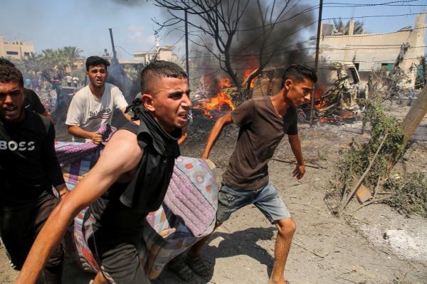 Sejumlah warga membawa korban di lokasi serangan Israel di sebuah kamp tenda di daerah al-Mawasi, Khan Younis, Jalur Gaza selatan, 13 Juli 2024. (Foto: Reuters)