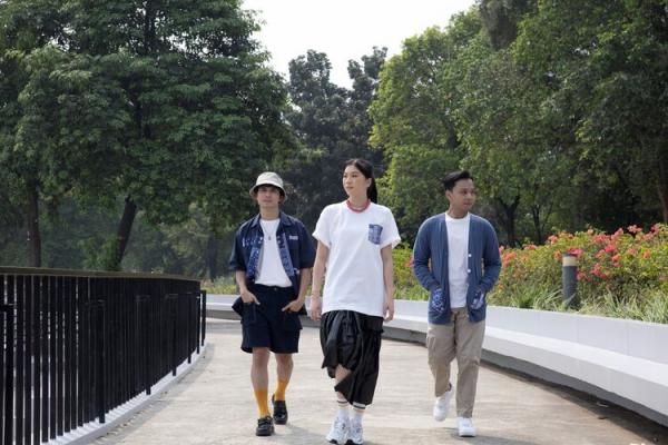 Produk hasil kolaborasi Cenderamata Astra dan Bluesville dikenakan oleh Astra Youth Squad. (Foto: dok Astra)