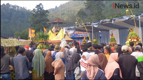 Ratusan Warga Berebut Gunungan dalam Tradisi Ruwat Bumi di Tegal