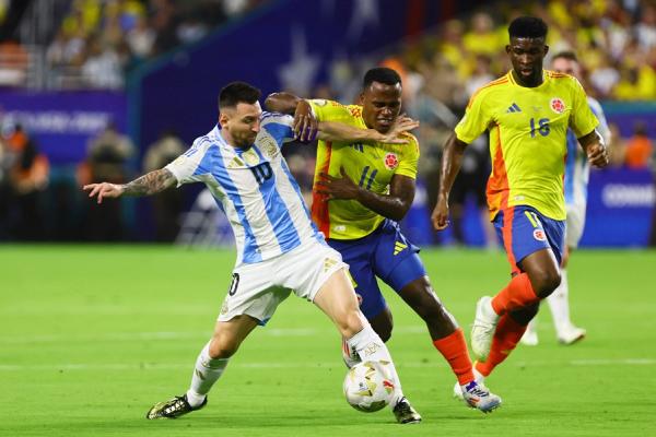 Argentina vs Kolombia Timnas Argentina masih bermain imbang 0-0 lawan Kolombia di babak pertama final Copa America 2024. Pertandingan berjalan seru. (foto: USA SPORT TODAY)