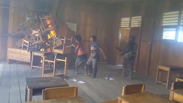 OPM KKB bakar sekolah OPM atau dikenal KKB kembali membakar bangunan sekolah di Kampung Borban, Distrik Okbab, Kabupaten Pegunungan Bintang, Provinsi Papua Pegunungan. (Foto: Satgas Damai Cartenz).