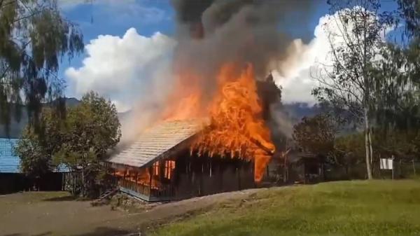 Sekolah hangus dibakar Sekolah di Kampung Borban, Distrik Okbab, Papua Pegunungan dibakara oleh anggota OPM atau dikenal KKB. (Foto: Istimewa).