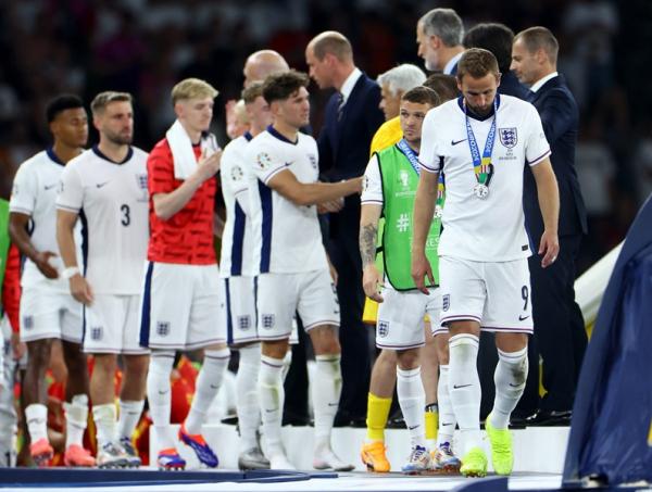 Timnas Inggris Timnas Inggris menangis usai kalah di final Euro 2024 melawan Timnas Spanyol. Inggris bahkan mengukir sejarah buruk di ajang Euro. (foto: REUTERS)