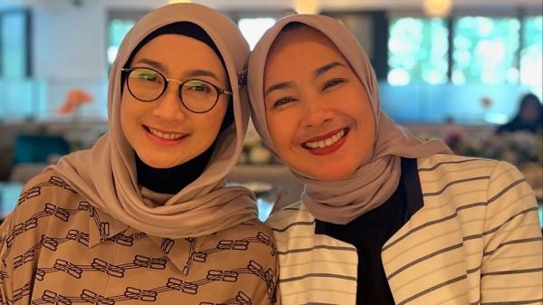 Desy Ratnasari dan Alya Pelaku merekam korban melalui ponselnya (@anotherssm)