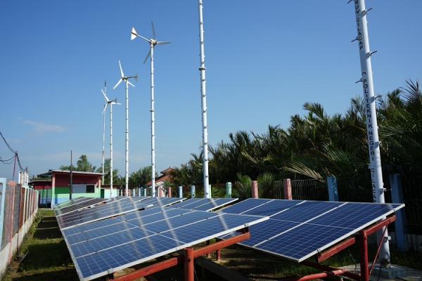 Program DEB di Dusun Bondan, Cilacap merupakan salah satu proyek percontohan inovasi penggunaan energi bersih yang menggabungkan energi dari sel surya dan kincir angin. (Foto: dok Pertamina)