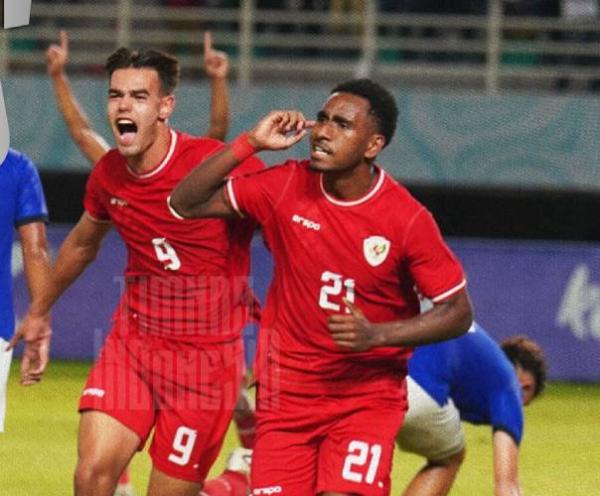 Muhammad Iqbal Gwijangge (21) merayakan gol kedua Timnas Indonesia U-19 vs Kamboja pada matchday kedua Grup A Piala AFF U-19 2024 di Gelora Bung Tomo, Surabaya, Sabtu (20/7/2024). (Foto: PSSI)