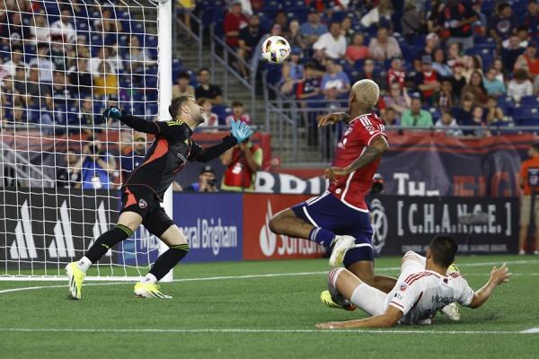Maarten Paes FC Dallas bermain imbang 1-1 kontra New England berkat gol telat Paul Arriola (90+5) dalam lanjutan MLS 2024. Kiper Indonesia Maarten Paes kebobolan lewat gol bunuh diri menit 65.