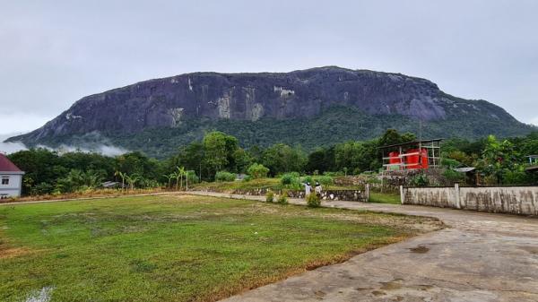 Bukit kelam di Kalbar Bukit Kelam merupakan keajaiban alam luar biasa di jantung Kalimantan Barat dijuluki Gunung Batu atau Gunung Kelam. (Foto: DJKN).