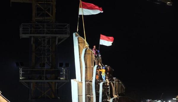 Pemasangan bilah terakhir sayap garuda Proses pemasangan bilah terakhir sayap garuda di Istana Presiden IKN. (Foto: Dok. Kementerian PUPR)