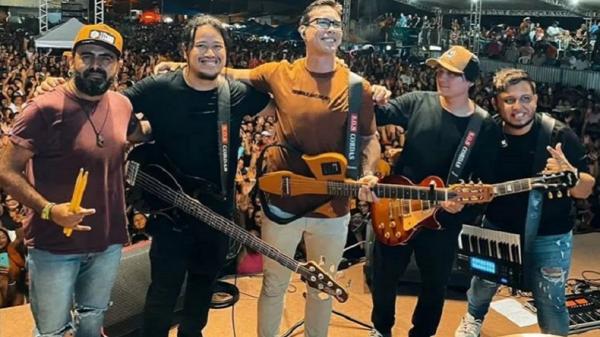 penyanyi Ayres Sasaki tewas tersetrum listrik Rocker Ayres Sasaki tewas tersetrum listrik usai dipeluk fans yang pakaiannya basah kuyup saat konser di Salinopolis, Brasil. (Foto: Istimewa/The Sun)