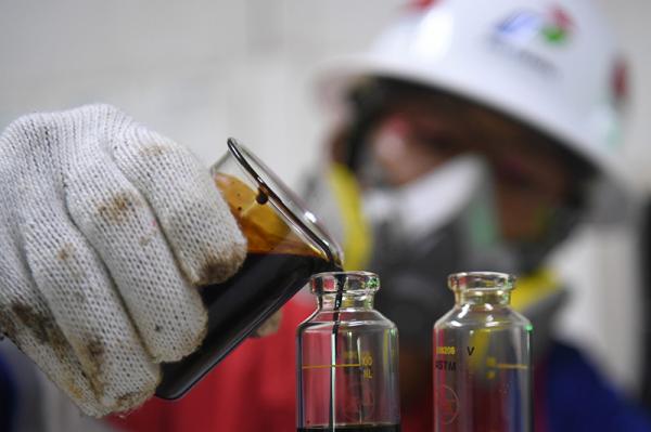 Perwira memeriksa kualitas minyak di Pusat Pengumpul Produksi (PPP) Pertamina EP Prabumulih Field, Sumatera Selatan
