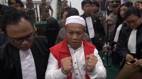 Majelis Hakim Pengadilan Negeri (PN) Subang menjatuhkan vonis 20 tahun penjara kepada Yosef Hidayah, terdakwa kasus pembunuhan terhadap istri dan anaknya, Kamis (25/7/2024). (Foto: Yudy Heryawan).